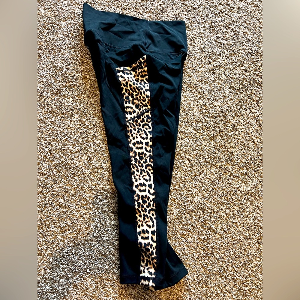EUC legging with pockets! Capris length